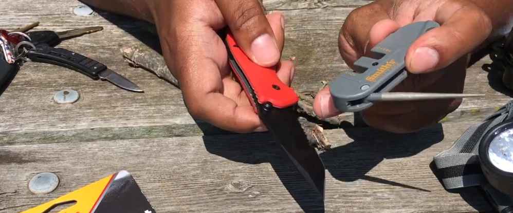How Do You Use a Smith's Edge Grip Knife Sharpener