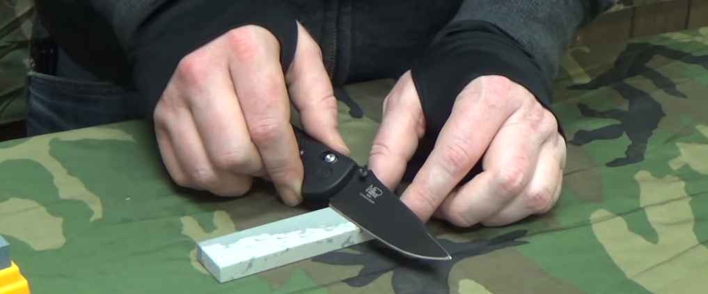 How to Sharpen a Knife With a Sharpener