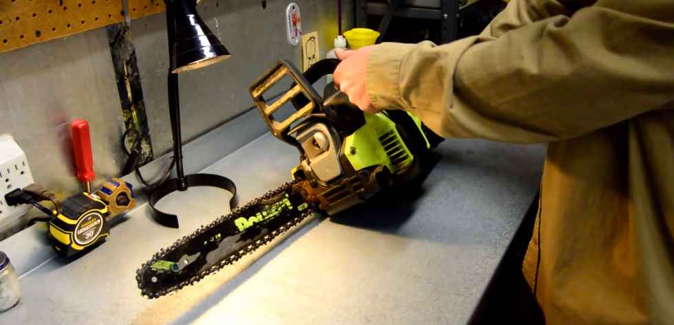 How to Start a Poulan P3314 Chainsaw