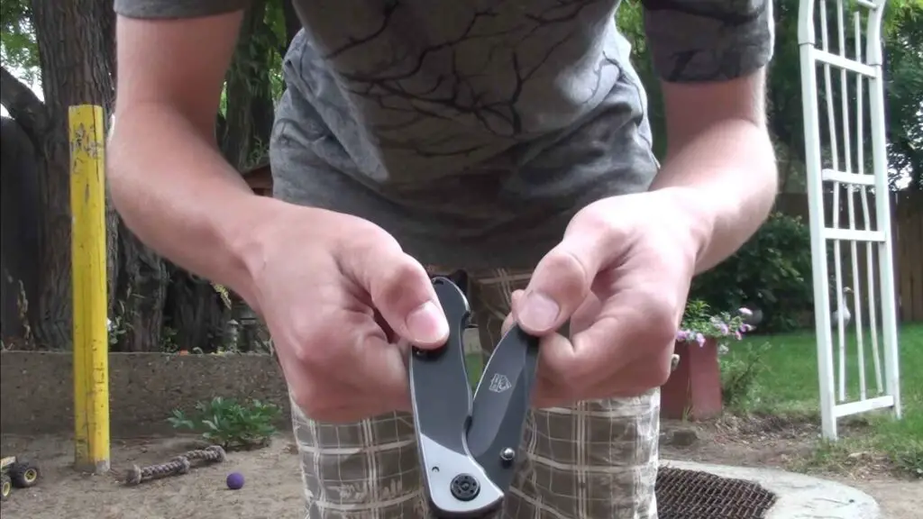 How to Close a Folding Utility Knife 