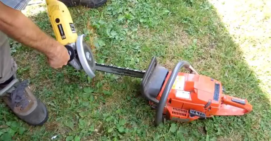 How to Sharpen a Chainsaw With a Grinder