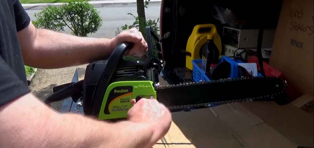 How to Adjust Oiler on Poulan Chainsaw